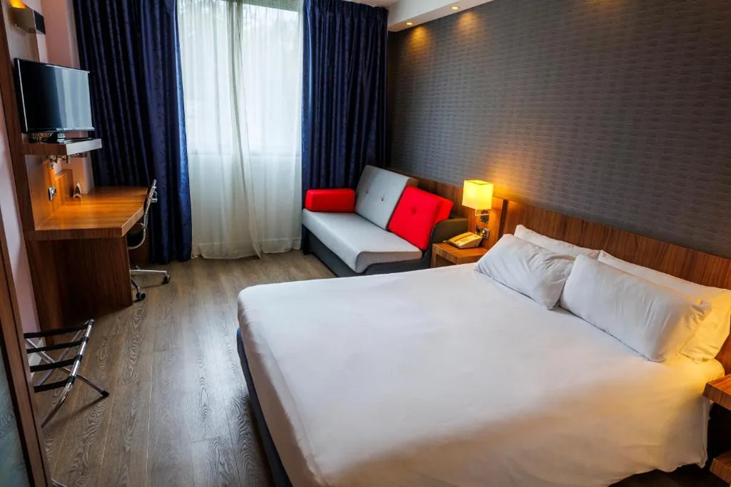 Standaard Tweepersoonskamer met groot tweepersoonsbed en slaapbank — Holiday Inn Express Bilbao Airport by IHG