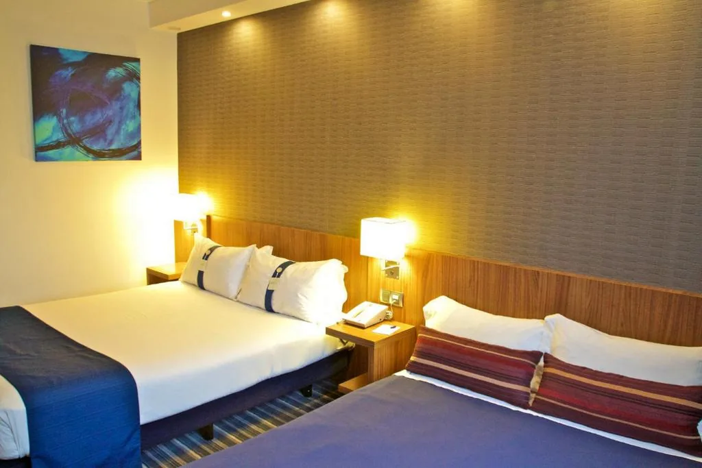 Habitación Doble Estándar con sofá cama — Holiday Inn Express Campo de Gibraltar-Barrios by IHG