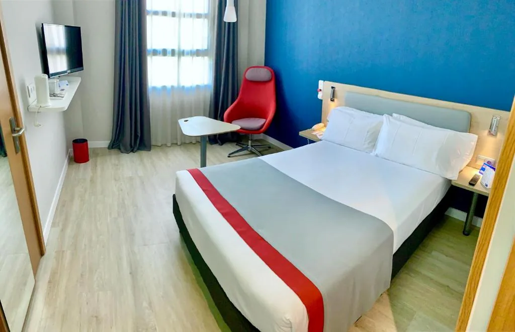 Standard-Doppelzimmer mit kostenlosem Frühstück – barrierefreies Zimmer — Holiday Inn Express Ciudad de las Ciencias by IHG