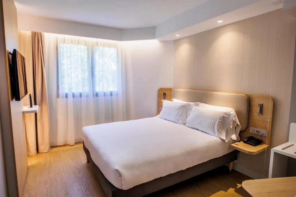 Standard Room with Large Bed - Free Breakfast — Holiday Inn Express Logroño Rioja by IHG