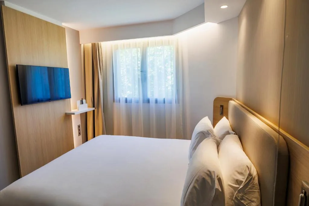 Standard Queen Room - Accessible, with Free Breakfast — Holiday Inn Express Logroño Rioja by IHG