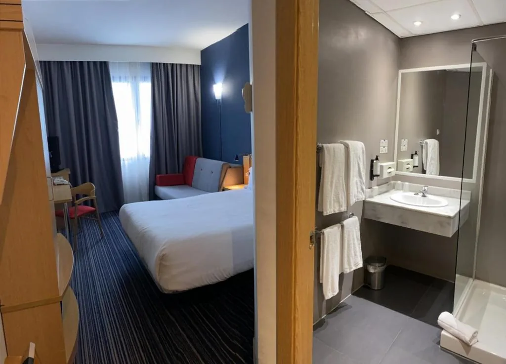 Habitación Doble Estándar con cama doble grande y sofá cama. — Holiday Inn Express Madrid-San Sebastian de los Reyes by IHG