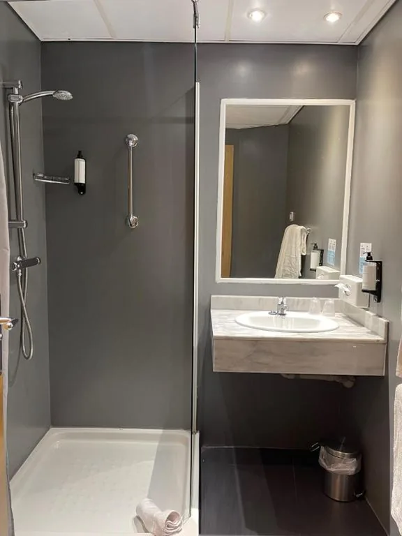 Habitación Estándar con cama grande - Desayuno gratuito — Holiday Inn Express Madrid-San Sebastian de los Reyes by IHG