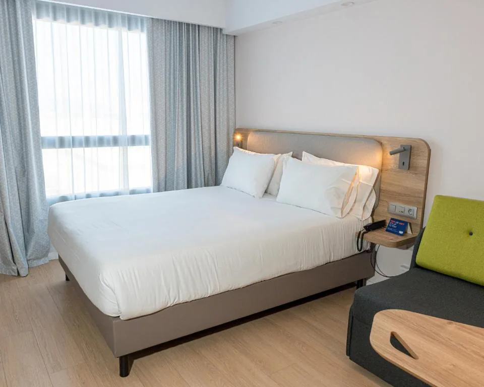 Habitación Doble Estándar con cama grande y sofá cama — Holiday Inn Express & Suites Barcelona - Sabadell by IHG