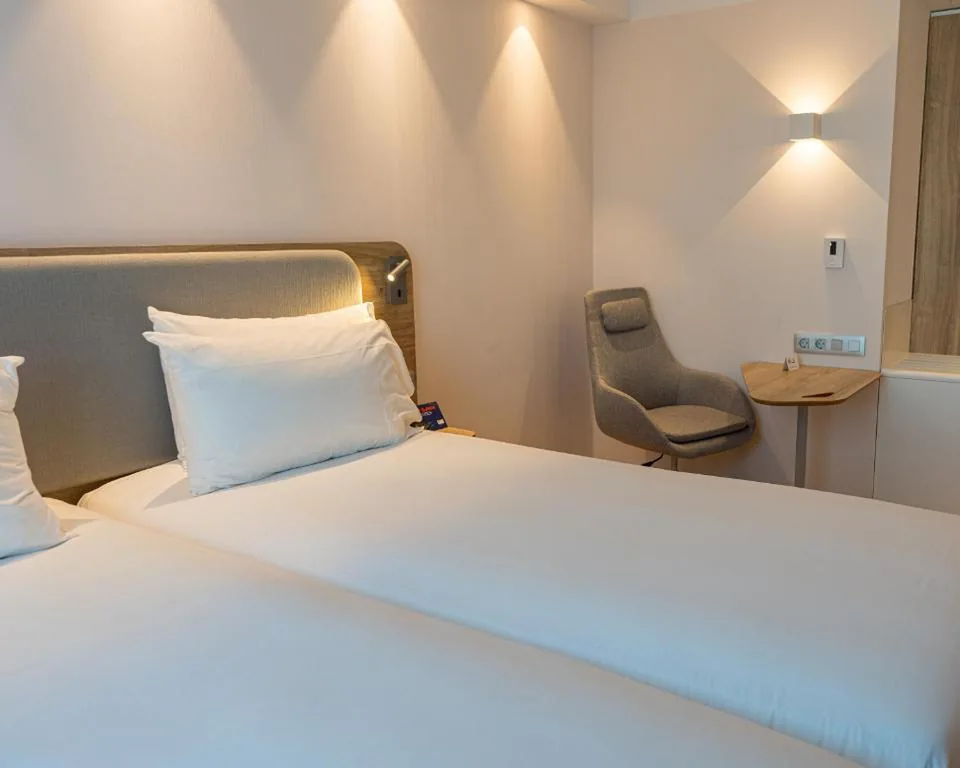 Habitación Doble Estándar con desayuno gratuito - 2 camas — Holiday Inn Express & Suites Barcelona - Sabadell by IHG