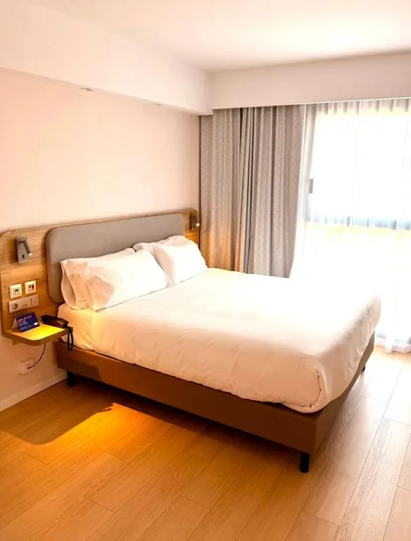 Habitación Estándar - 1 cama extragrande - Adaptada para personas con movilidad reducida — Holiday Inn Express & Suites Barcelona - Sabadell by IHG