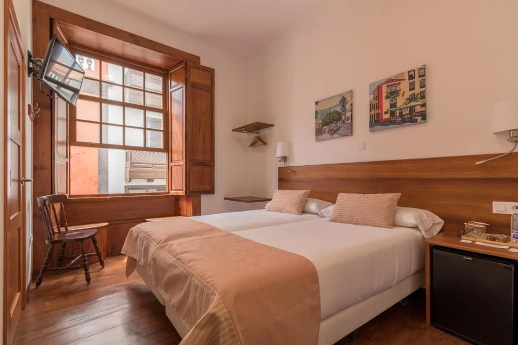 Camera doppia con bagno - 2 letti — Holiday Time Calle Real