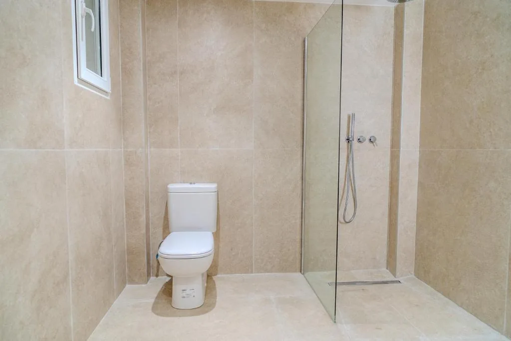 Doppel- oder Zweibettzimmer mit Zustellbett und eigenem Bad außerhalb des Zimmers — HolidaysBCN Rooms