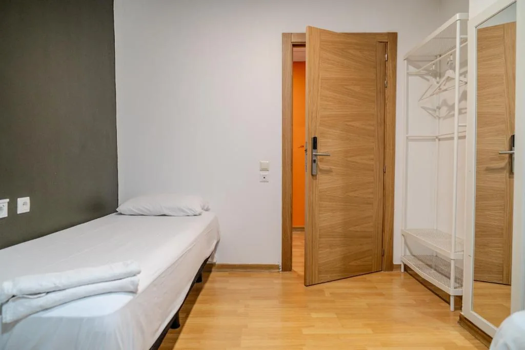 Doppel- oder Zweibettzimmer mit eigenem Bad außerhalb des Zimmers — HolidaysBCN Rooms