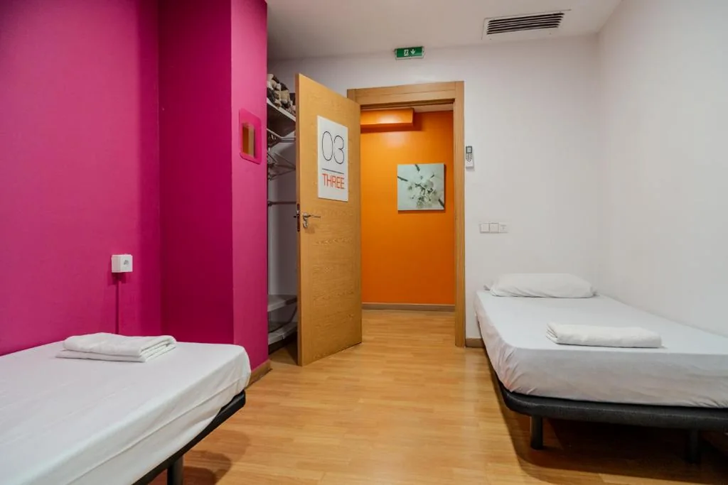 Doppelzimmer mit eigenem Bad außerhalb des Zimmers – 1 oder 2 Betten — HolidaysBCN Rooms