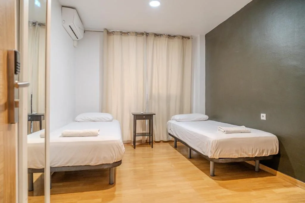 Doppelzimmer mit eigenem Bad außerhalb des Zimmers — HolidaysBCN Rooms