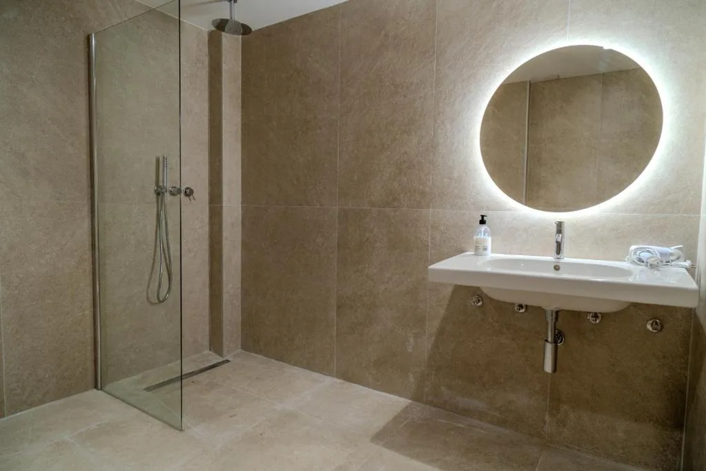 Familienzimmer mit eigenem Bad außerhalb des Zimmers — HolidaysBCN Rooms