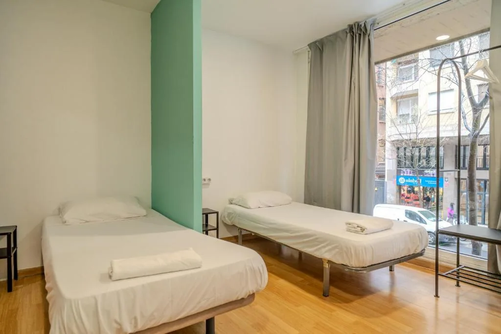 Dreibettzimmer mit eigenem Bad außerhalb des Zimmers — HolidaysBCN Rooms