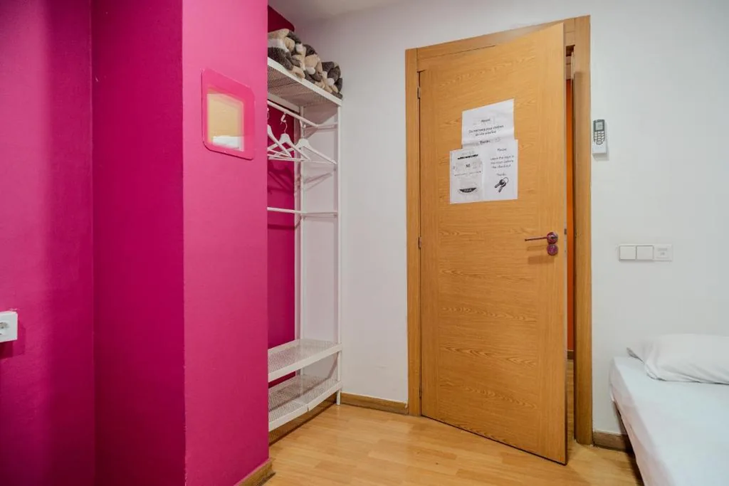 Haus mit sechs Schlafzimmern und eigenem Bad außerhalb des Zimmers — HolidaysBCN Rooms