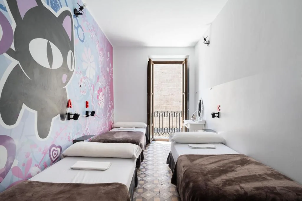 女性専用3人用ドミトリーのシングルベッド — Home Youth Hostel by Feetup Hostels