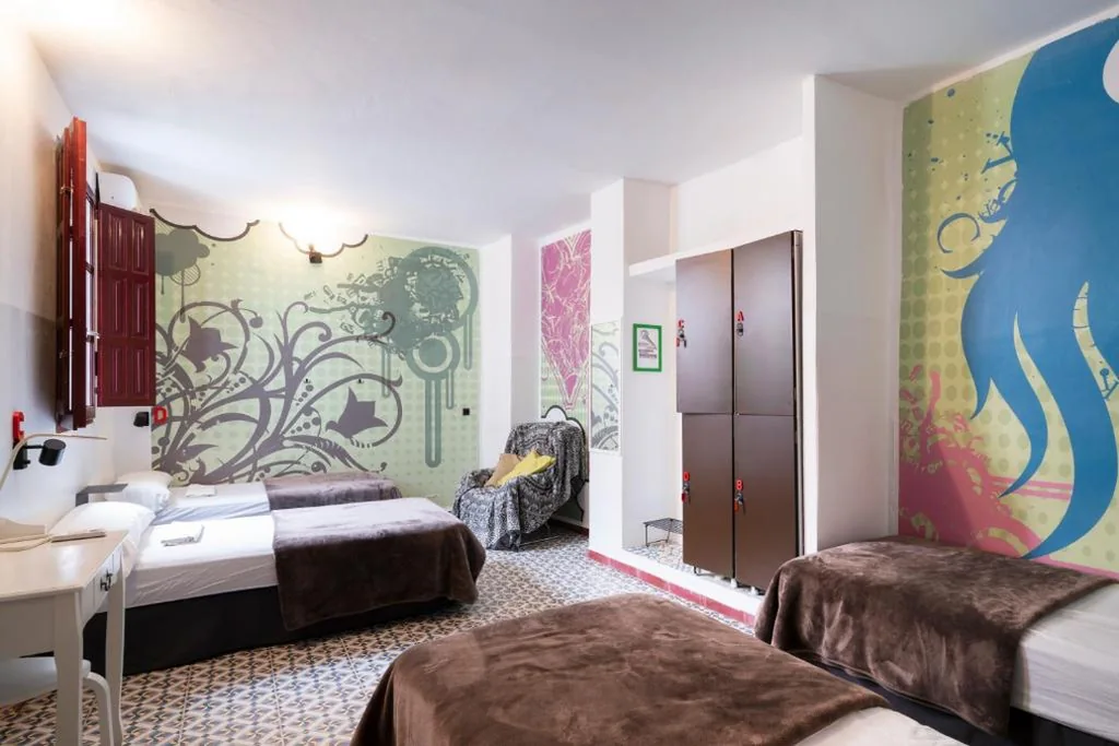 女性専用4人用ドミトリーのシングルベッド — Home Youth Hostel by Feetup Hostels