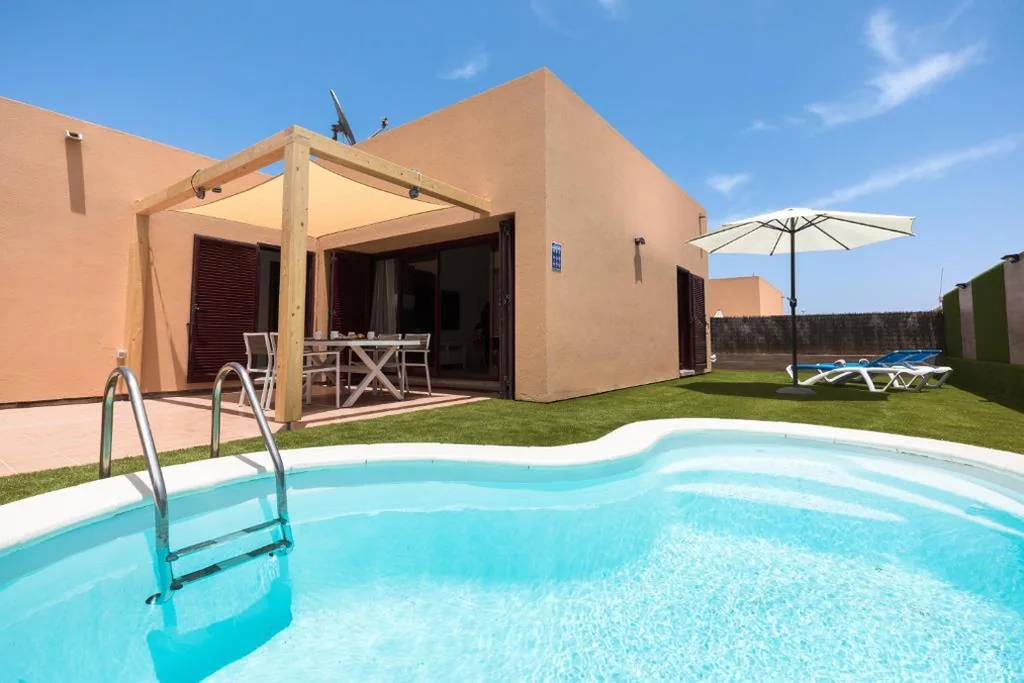 Villa con 3 camere da letto — Home2Book Charming Private Pool Aloha Beach Villa
