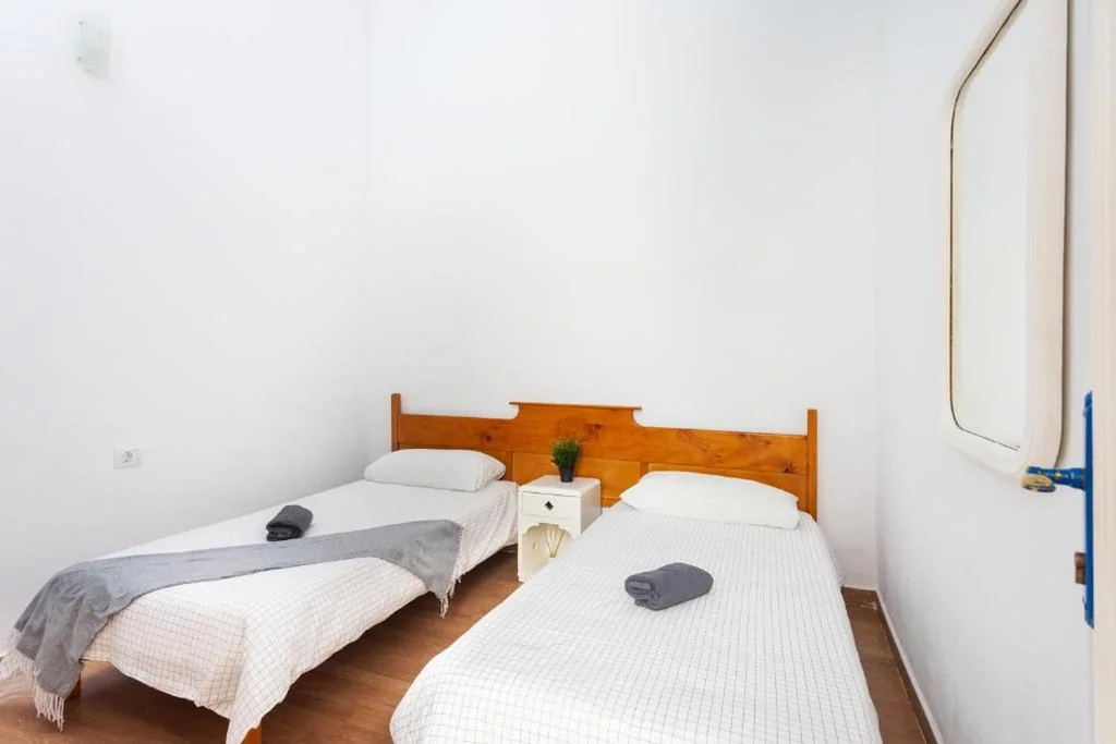 共用バスルーム付きダブルルーム・ベッド2台 — Home2Book Pensión Casablanca