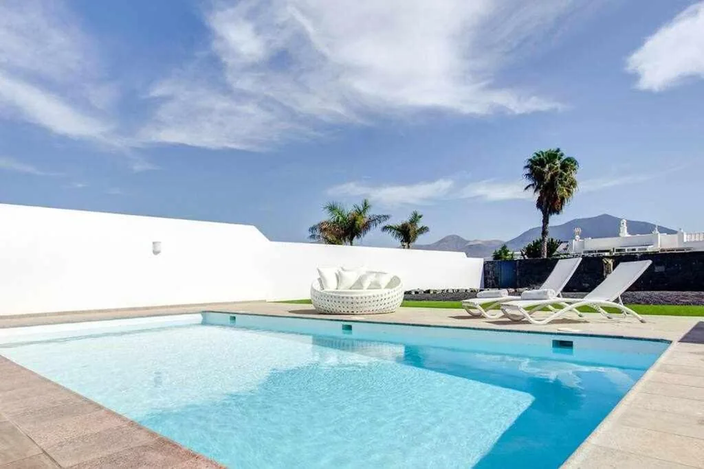 Villa con piscina privata — Homu Bianca Fantástica villa con piscina privada