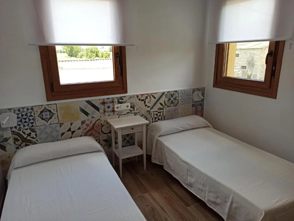 Habitación Doble con baño - 2 camas — Hornillos Meeting Point (Pilgrim Hostel)