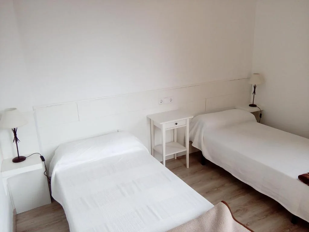 Habitación Doble con baño compartido - 2 camas — Hornillos Meeting Point (Pilgrim Hostel)