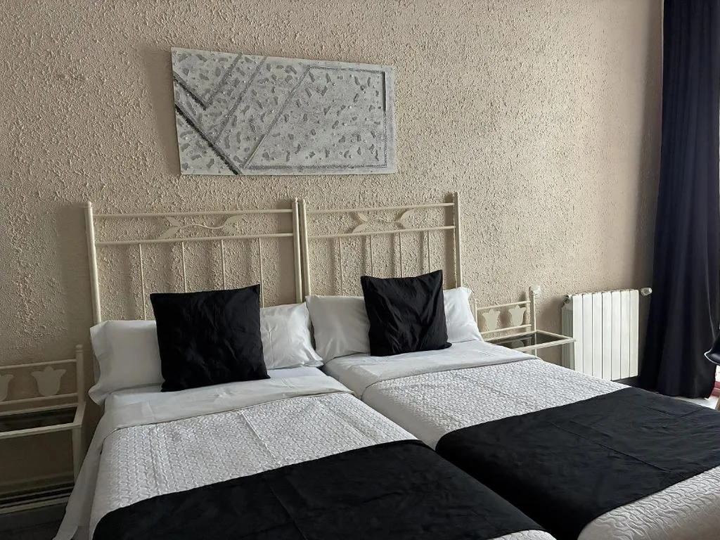 Double Room with Shower and Shared Bathroom - 2 Beds — Hospedaje Botin