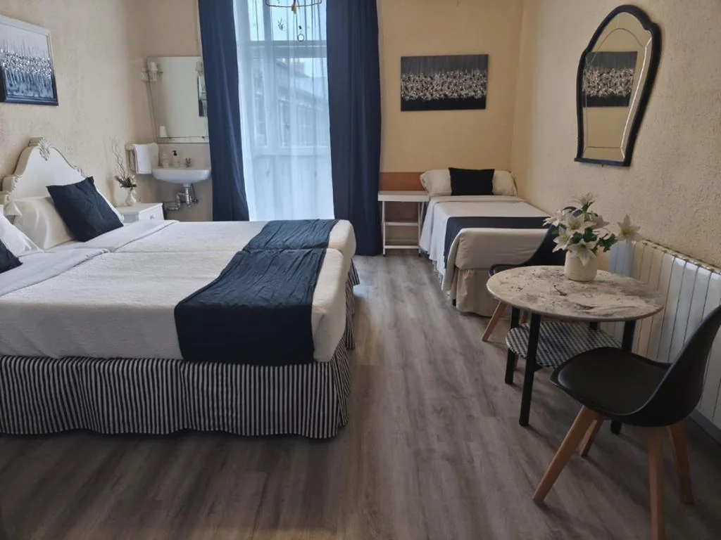 Triple Room with Shower and Shared Bathroom — Hospedaje Botin