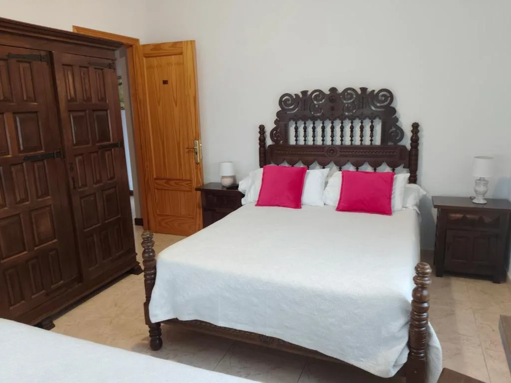 Habitación Triple con baño privado externo — Hospedaje Casa Milagros