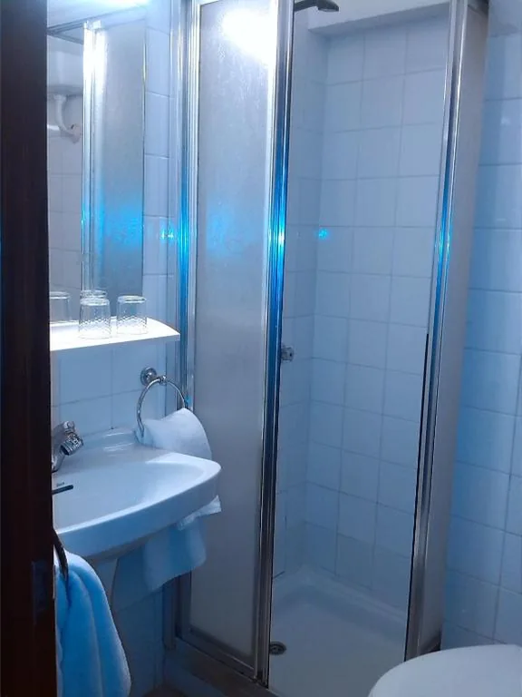 Chambre double avec salle de bains privative - 2 lits — Hospedaje Covadonga