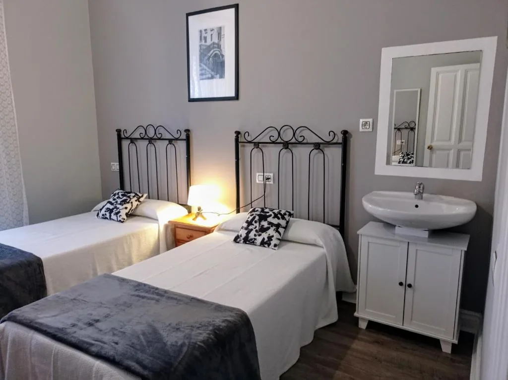 Habitación Doble con baño compartido - 2 camas — Hospedaje Don Pelayo