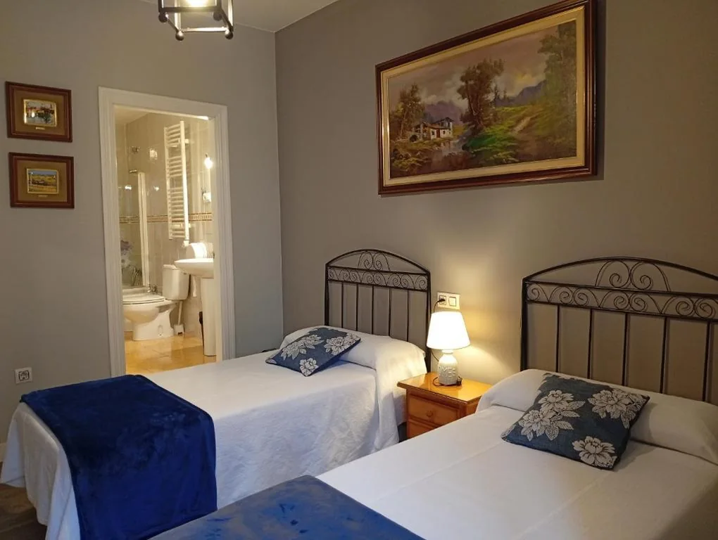 Habitación Doble con baño privado - 2 camas — Hospedaje Don Pelayo