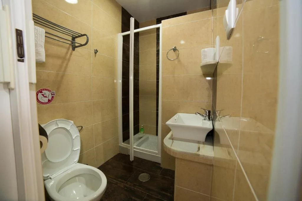 Habitación Doble con baño privado - 2 camas — Hospedaje Lisboa Algeciras P Ca 0214 y A Ca 0232