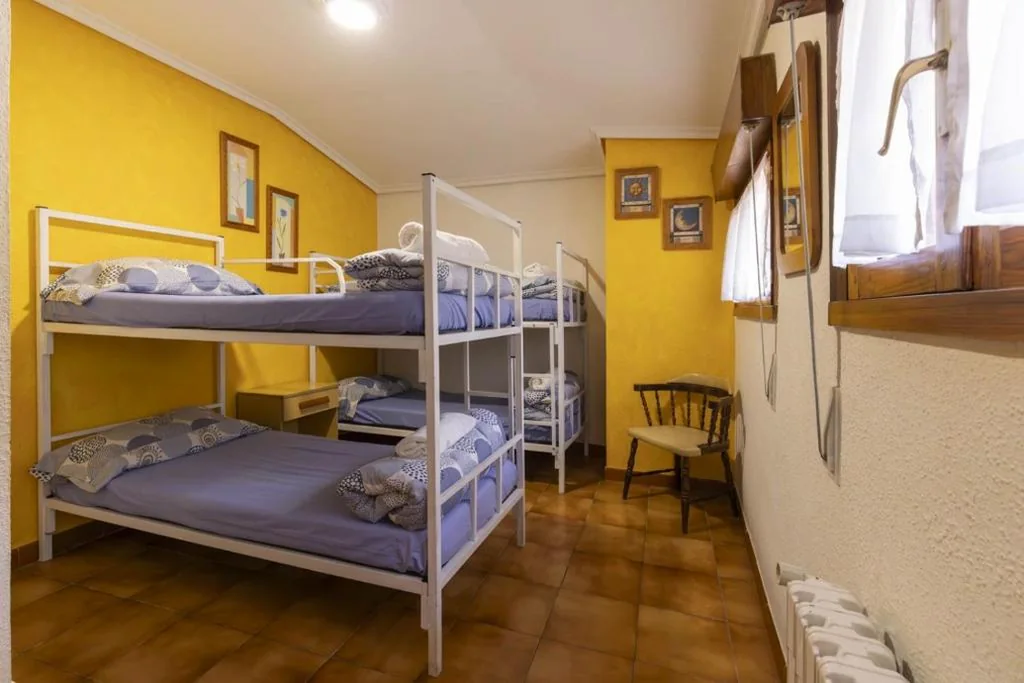 Chambre quadruple avec salle de bains commune — HOSPEDAJE MARISA