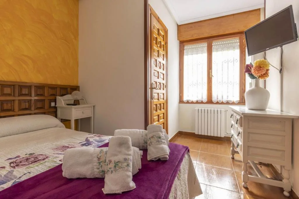 Chambre individuelle avec salle de bains — HOSPEDAJE MARISA
