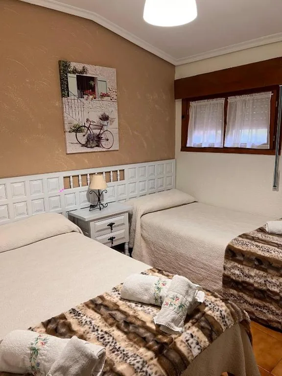 Chambre triple avec salle de bains — HOSPEDAJE MARISA