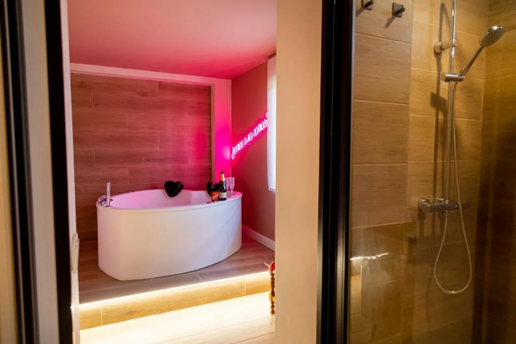 Suite Deluxe con vasca idromassaggio — Hospedaje Villa Pilar