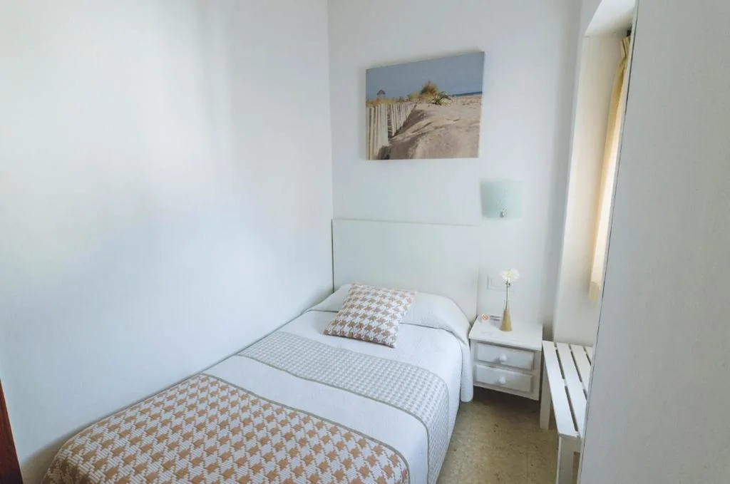 Habitación Individual con baño privado externo — Hospedaje Villanueva