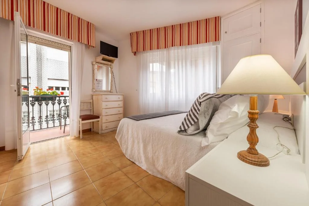 Doppelzimmer mit Balkon — Hospedaxe Maria Aguiño