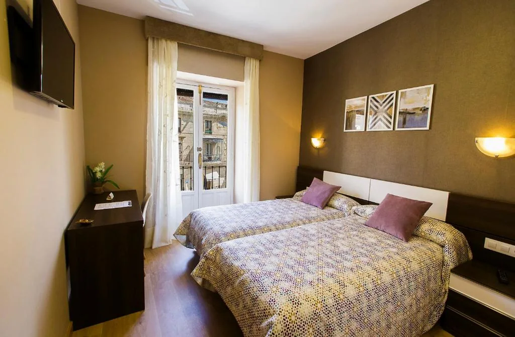 Habitación Doble con balcón - 2 camas — Hospedería Castilla Plaza Mayor