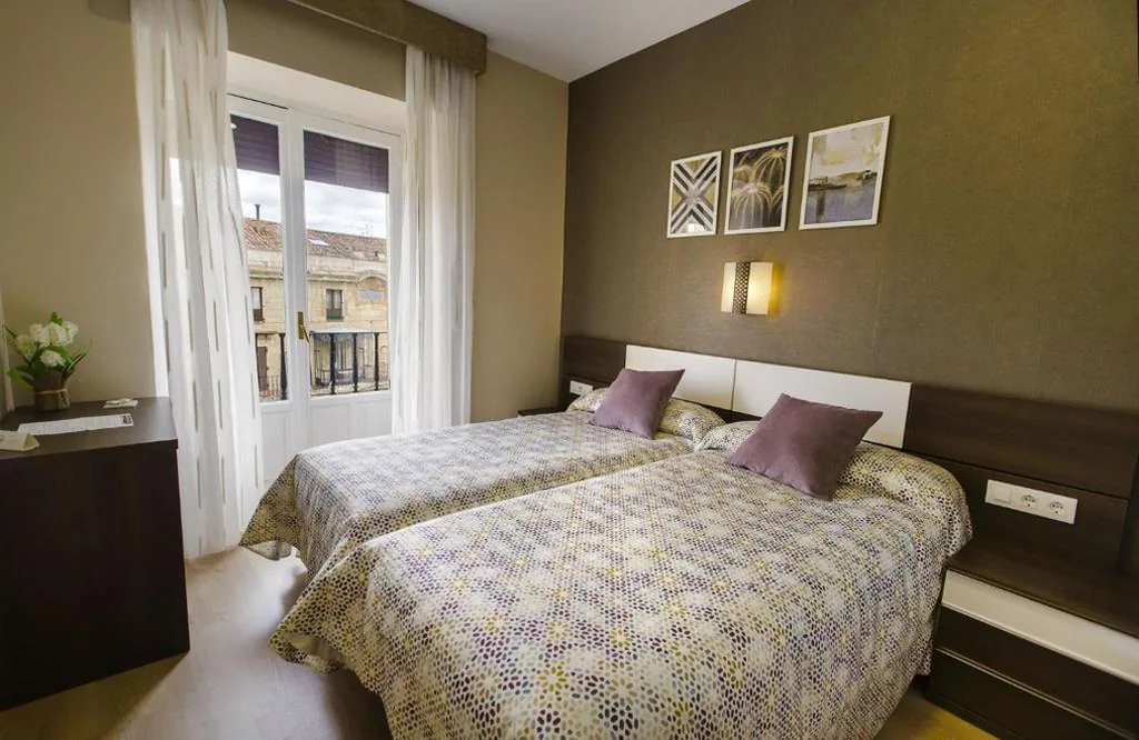Habitación Triple con balcón — Hospedería Castilla Plaza Mayor