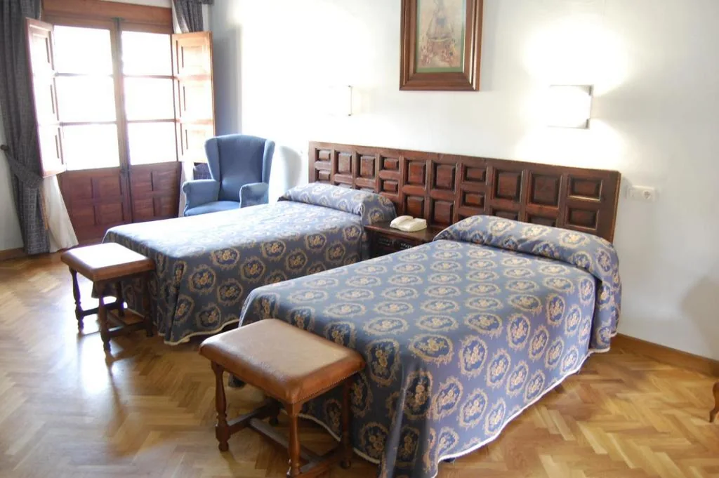 Habitación Doble con vistas al patio - 2 camas — Hospederia del Real Monasterio