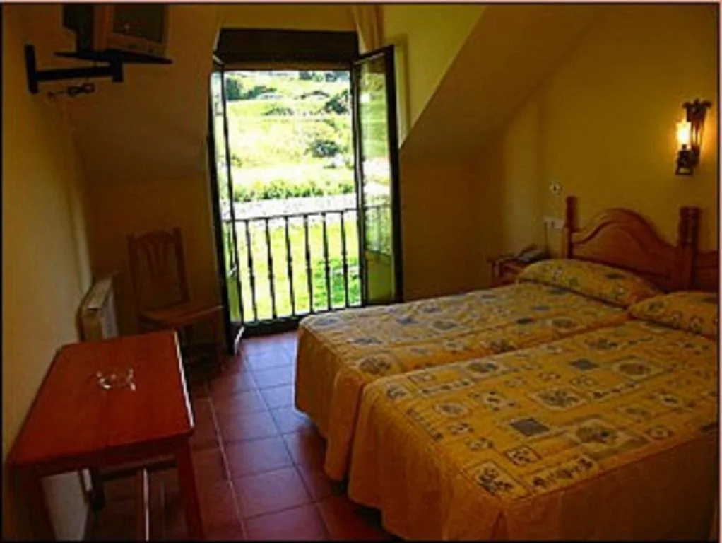 Standard-Doppelzimmer mit Bergblick und 2 Betten — Hospedería El Cantio