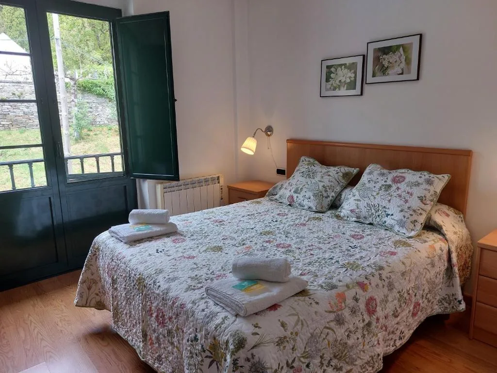 Habitación con cama grande — Hospedería Externa del Monasterio