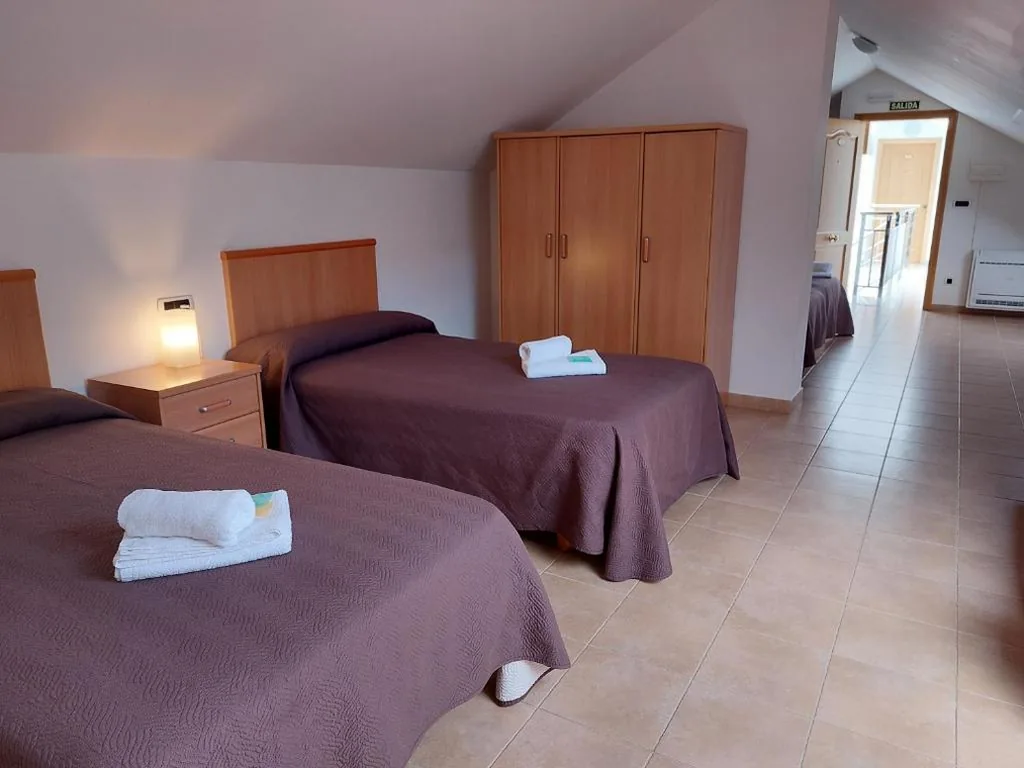 Habitación Cuádruple con baño privado — Hospedería Externa del Monasterio