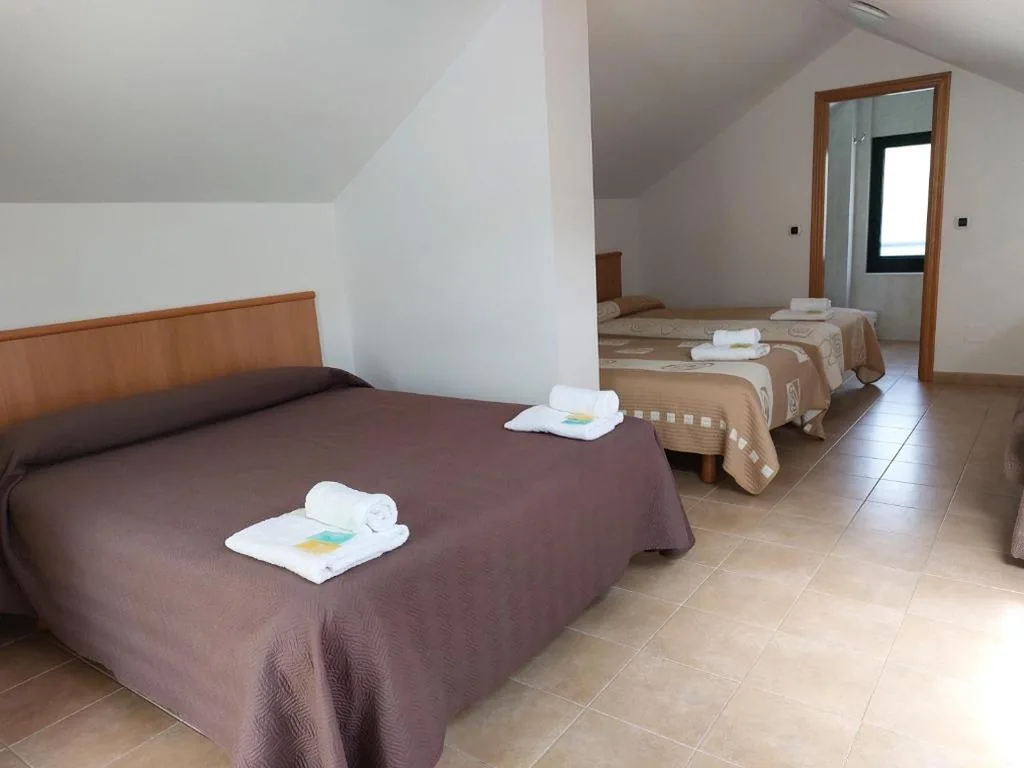 Habitación Cuádruple con baño privado — Hospedería Externa del Monasterio