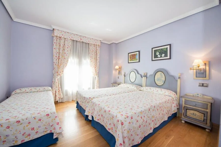 Komfort-Dreibettzimmer mit Dusche — Hospederia La Cañada