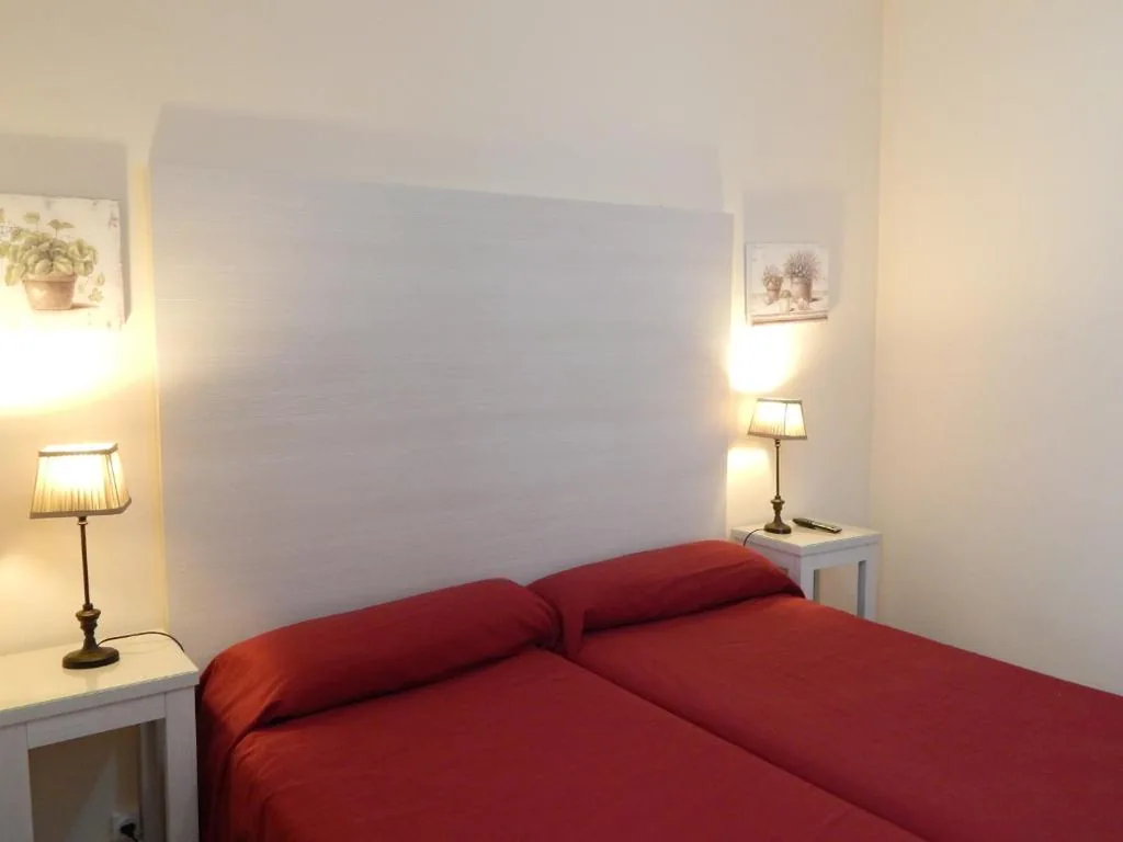 Camera doppia con bagno in comune e balcone - 1 o 2 letti — Hospederia Marqués