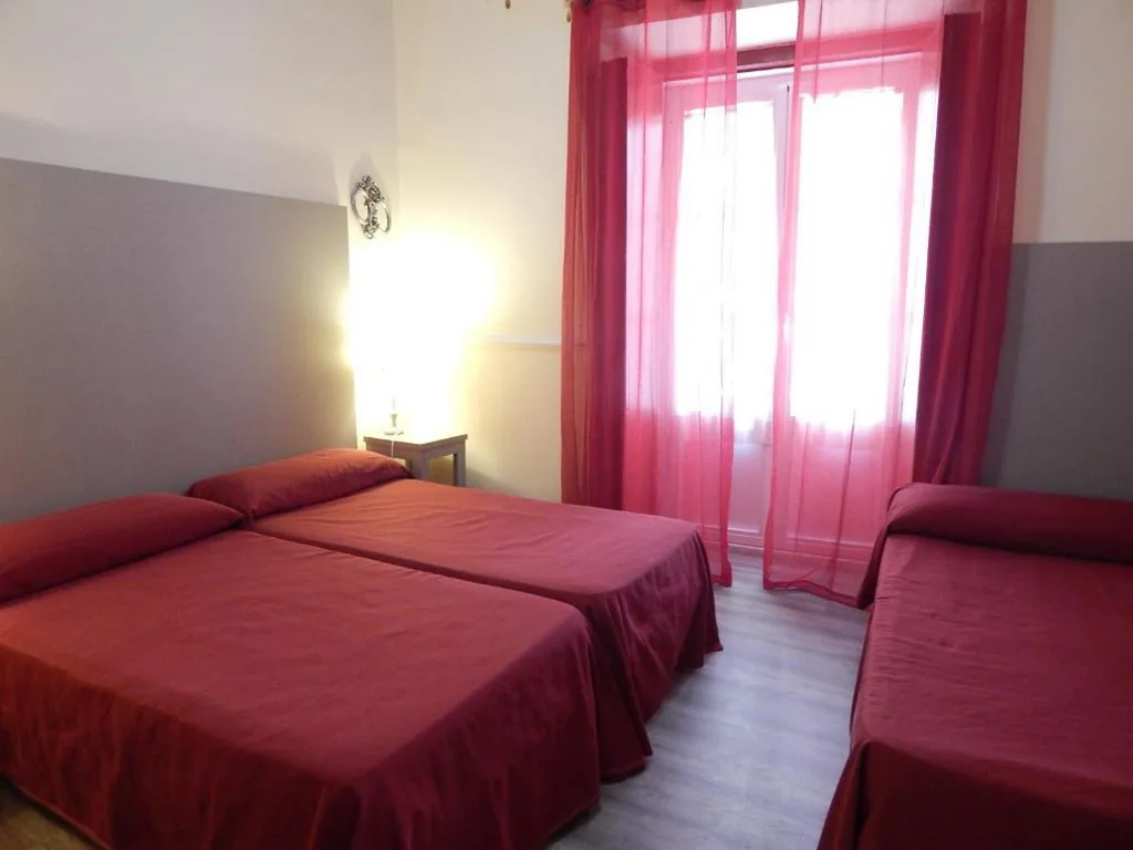 Camera tripla con bagno privato — Hospederia Marqués
