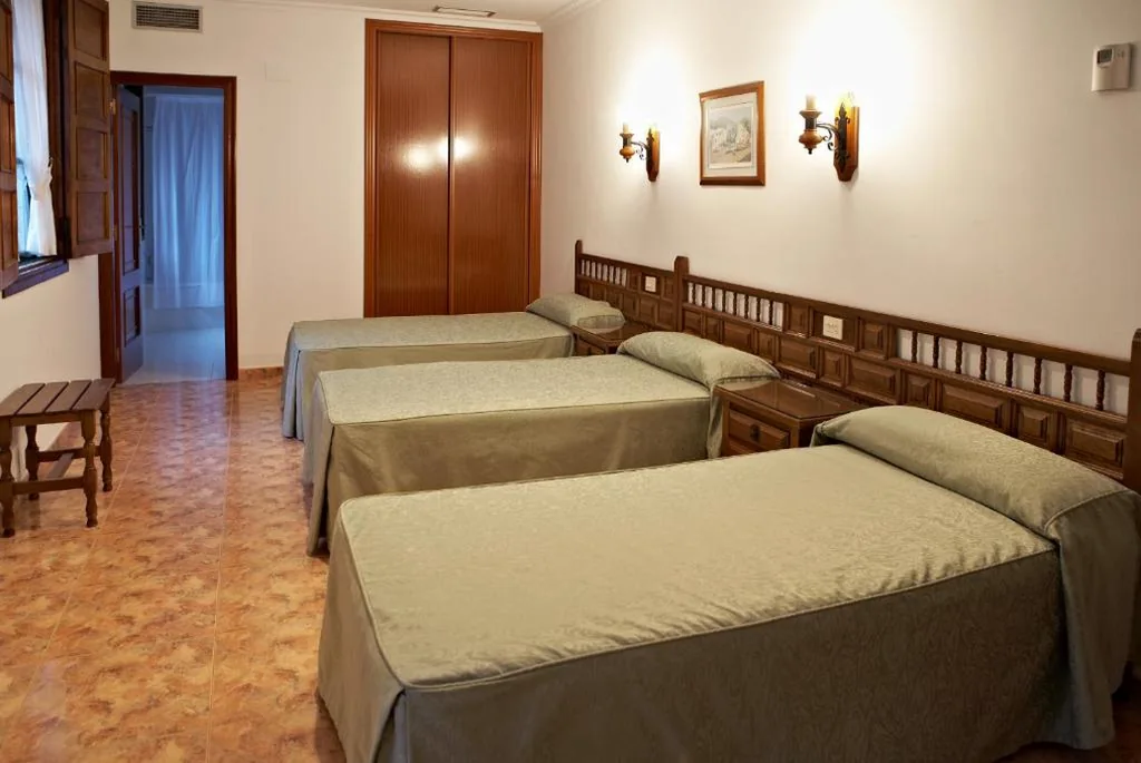 Tweepersoonskamer met 2 bedden — Hospederia Monasterio de Poio