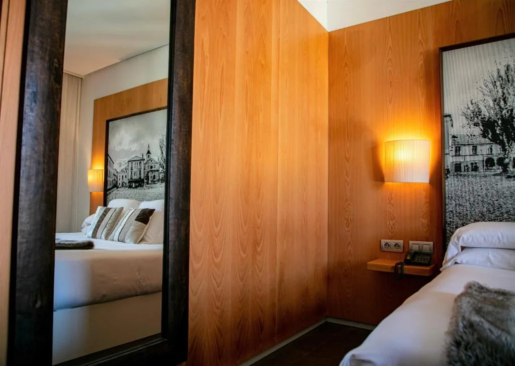 Chambre double avec baignoire balnéo - 1 très grand lit — Hospedería Pax